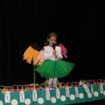 Dziewczynka recytuje wiersz