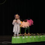 Dziewczynka recytuje wierszyk