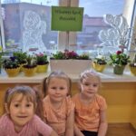 Dziewczynki przy kąciku wiosennym