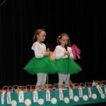 Dziewczynki śpiewają dla dziadków