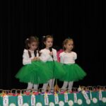 Dziewczynki śpiewają piosenkę