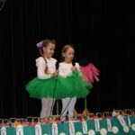 Dziewczynki śpiewają piosenkę dla dziadka