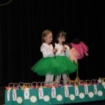 Dziewczynki śpiewają piosenkę dla dziadków