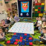 dzieci układają literki