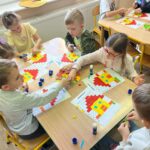 dzieci kodują obrazek