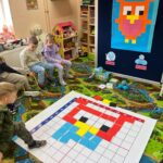 dzieci kodują obrazek