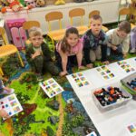 dzieci układają klocki