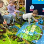 dzieci kodują robot qobo