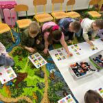 dzieci układają klocki