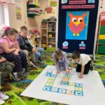 dzieci kodują robot qobo