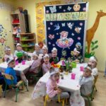 dzieci z oddziału Bratki sadzą kwiatki