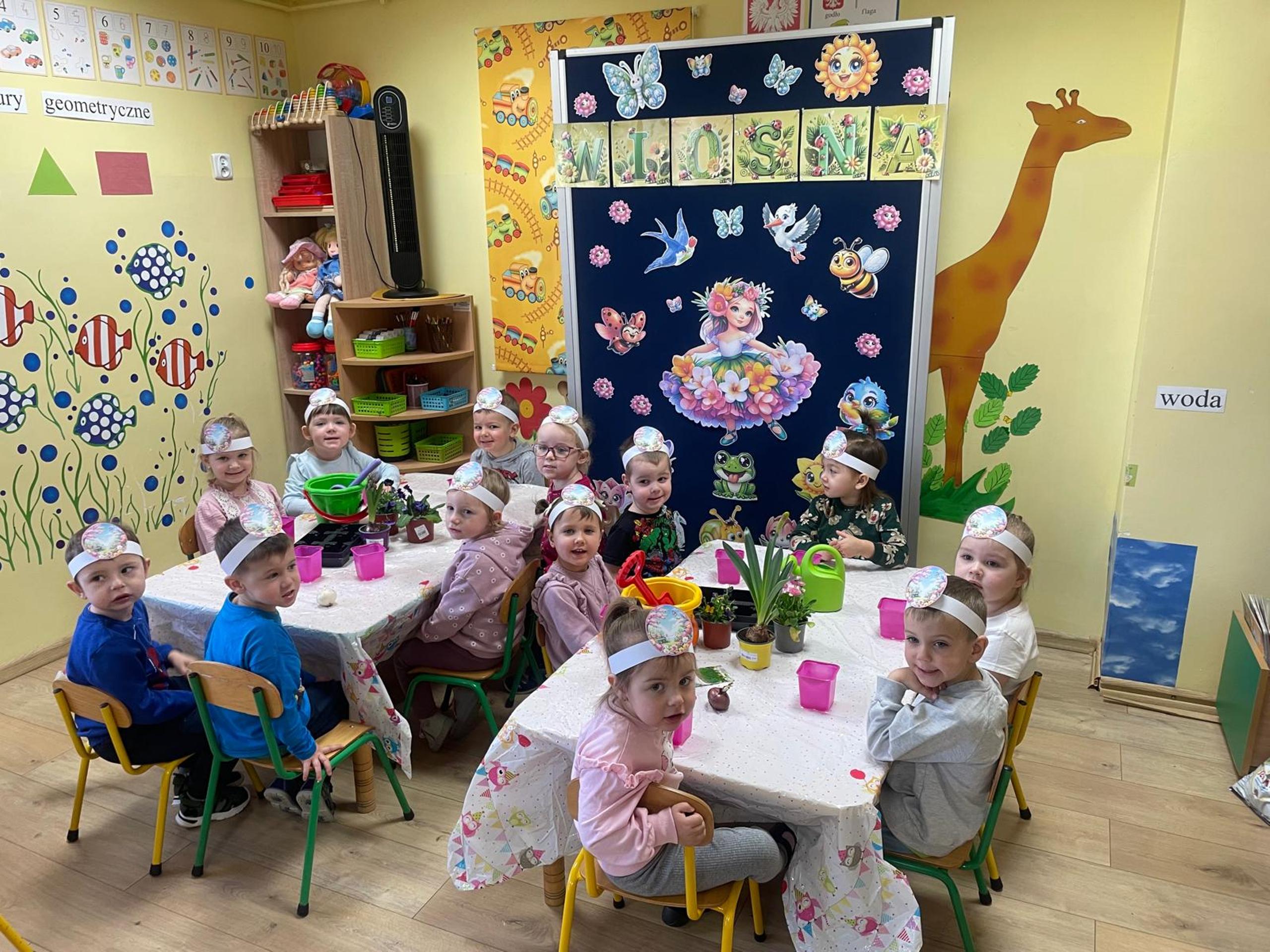 dzieci z oddziału Bratki sadzą kwiatki