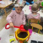 dzieci z oddziału Bratki sadzą kwiatki