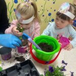 dzieci z oddziału Bratki sadzą kwiatki