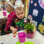 dzieci z oddziału Bratki sadzą kwiatki