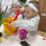 dzieci z oddziału Bratki sadzą kwiatki