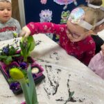 dzieci z oddziału Bratki sadzą kwiatki