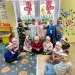 dzieci z oddziału Bratki sadzą kwiatki