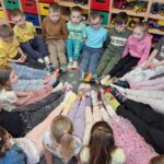 Kolorowe skarpetki, dzieci z oddziału Biedronek