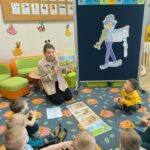 Krasnoludki słuchają opowiadania o Marcu