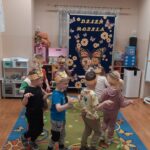 Latają Motyle - zabawa ruchowa