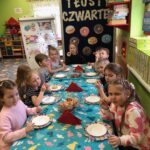 Motylki jedzą pączki