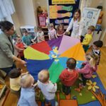 Mrówki z chustą animacyjną z motylami