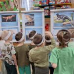 Nauczycielka opowiada o dinozaurach