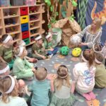 Nauczycielka pokazuje jaja dinozaurów