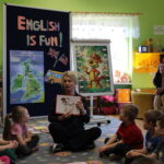 Nauczycielka pokazuje obrazek pieska