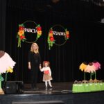 Pani dyrektor z dziewczynką wita zaproszonych goś ci