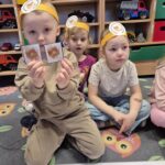 Przedszkolak odszukał obrazek do pracy