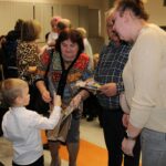 Przedszkolak wręcza prezent