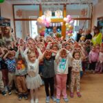 Przedszkolaki i pracownicy żegnają Panią Ewę