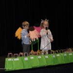 Przedszkolaki mówią wierszyk dla babci i dziadka