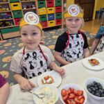 Przedszkolaki przygotowują swoje gofry