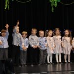 Przedszkolaki tańczą dla babci i dziadka