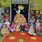 Przedszkolaki-z-oddzialu-Zuczki-przy-tablicy-z-Pania-Wiosna