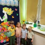 Przedszkolaki z oddziału Żuczki przy wiosennym parapecie