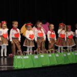 Przedszkolaki z oddziału Żuczki recytują wiersz