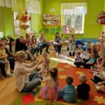 Przedszkolaki z oddziału Żuczki recytują wiersz w języku angielskim