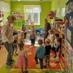 Przedszkolaki z oddziału Żuczki śpiewają piosenkę na przywitanie po angielsku