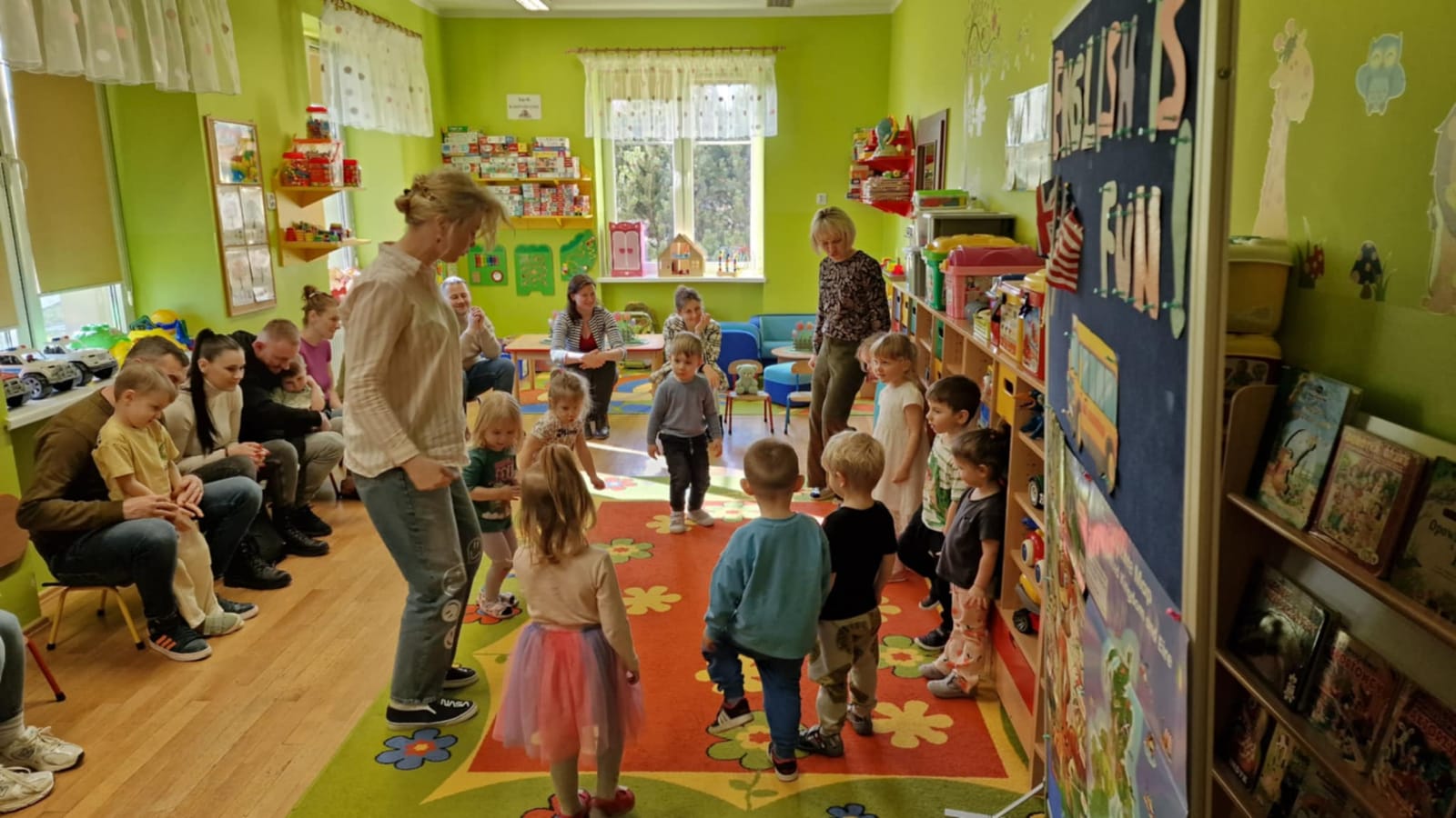Przedszkolaki z oddziału Żuczki śpiewają piosenkę na przywitanie po angielsku