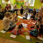 Przedszkolaki z oddziału Żuczki śpiewają piosenkę o rodzinie po angielsku