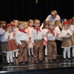 Przedszkolaki z oddziału Żuczki ustawiają sie na scenie