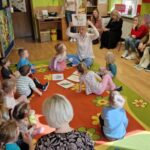 Przedszkolaki z oddziału Żuczki utrwalają wyrazy po angielsku