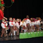 Przedszkolaki z oddziału Żuczki wchodza na scenę