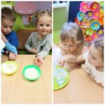 Przedszkolaki z oddziału Żuczki wsypuja nasiona rzeżuchy