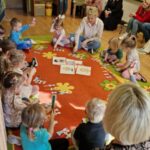 Przedszkolaki z oddziału Żuczki wymieniają po angielsku członków rodziny