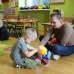 rzyszłe przedszkolaki bawia sie zabawkami